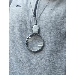 Biały howlit  - wisior witrażowy lupa do czytania