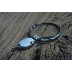 Biały howlit  - wisior witrażowy lupa do czytania