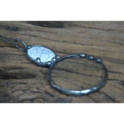 Biały howlit  - wisior witrażowy lupa do czytania