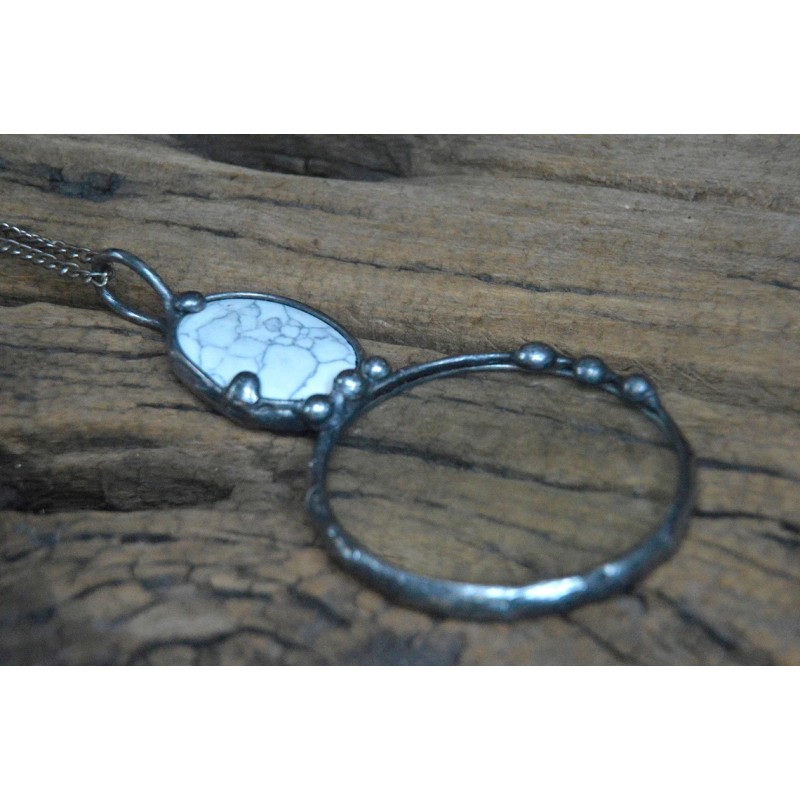 Biały howlit  - wisior witrażowy lupa do czytania