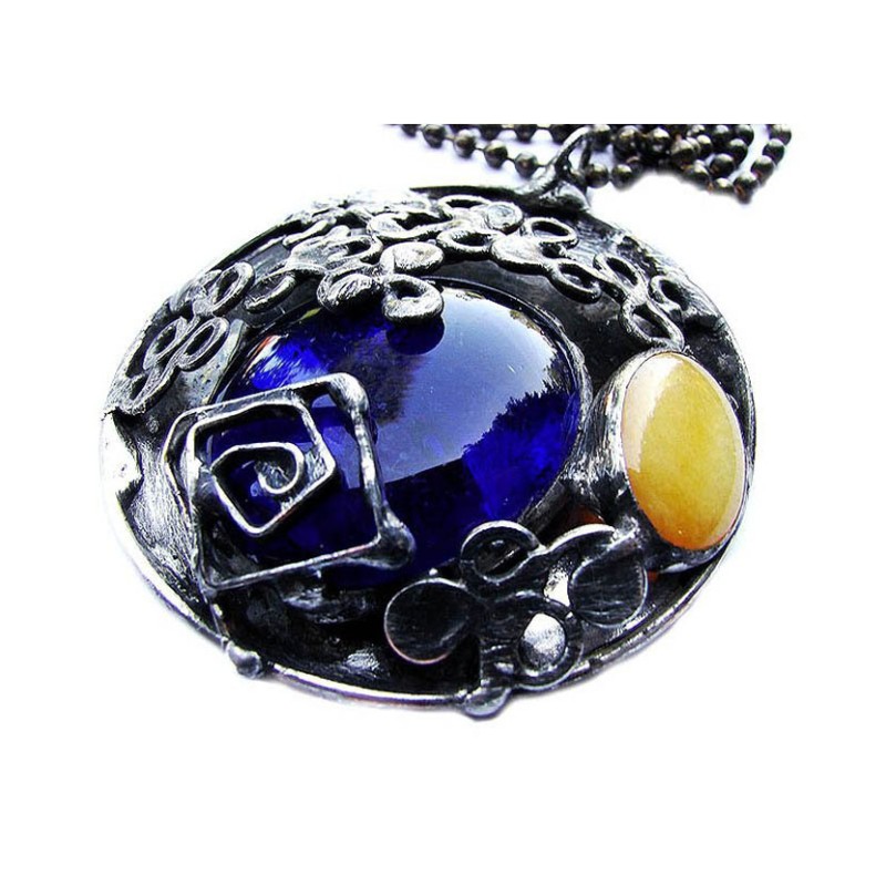 Bursztynowy nefryt z granatem - witrażowy wisior