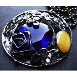 Bursztynowy nefryt z granatem - witrażowy wisior