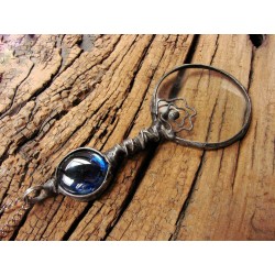 Z granatem - wisior witrażowy lupa do czytania