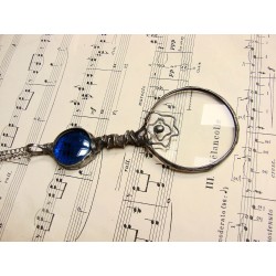 Z granatem - wisior witrażowy lupa do czytania