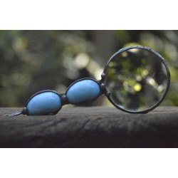 Z błękitnym akcentem - witrażowy wisior lupa na łańcuszku