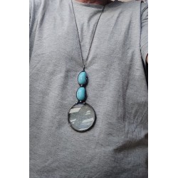 Z błękitnym akcentem - witrażowy wisior lupa na łańcuszku