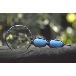 Z błękitnym akcentem - witrażowy wisior lupa na łańcuszku