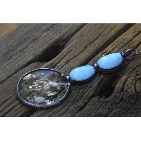 Z błękitnym akcentem - witrażowy wisior lupa na łańcuszku