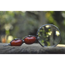 Ceglasta - witrażowy wisior lupa na łańcuszku