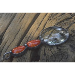 Ceglasta - witrażowy wisior lupa na łańcuszku