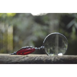 Krwistoczerwona  długa lupa - witrażowy wisior