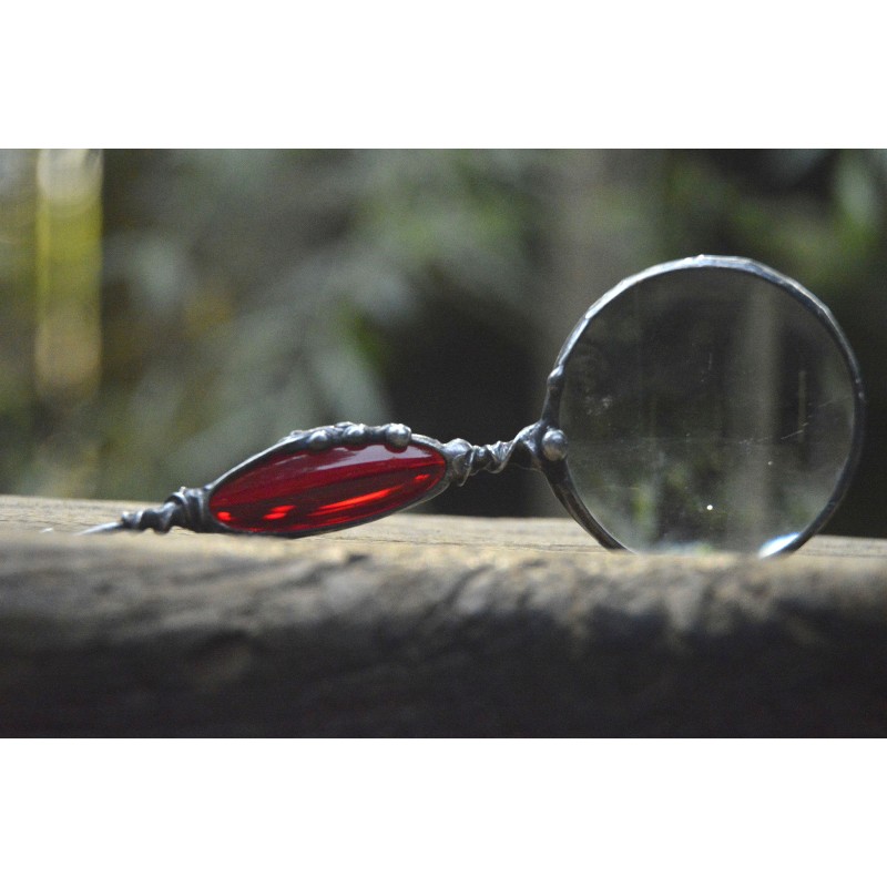 Krwistoczerwona  długa lupa - witrażowy wisior