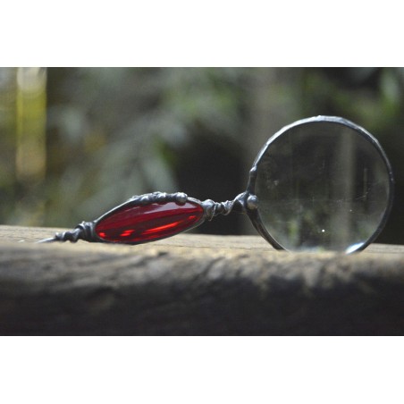 Krwistoczerwona  długa lupa - witrażowy wisior