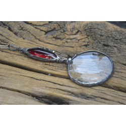 Krwistoczerwona  długa lupa - witrażowy wisior