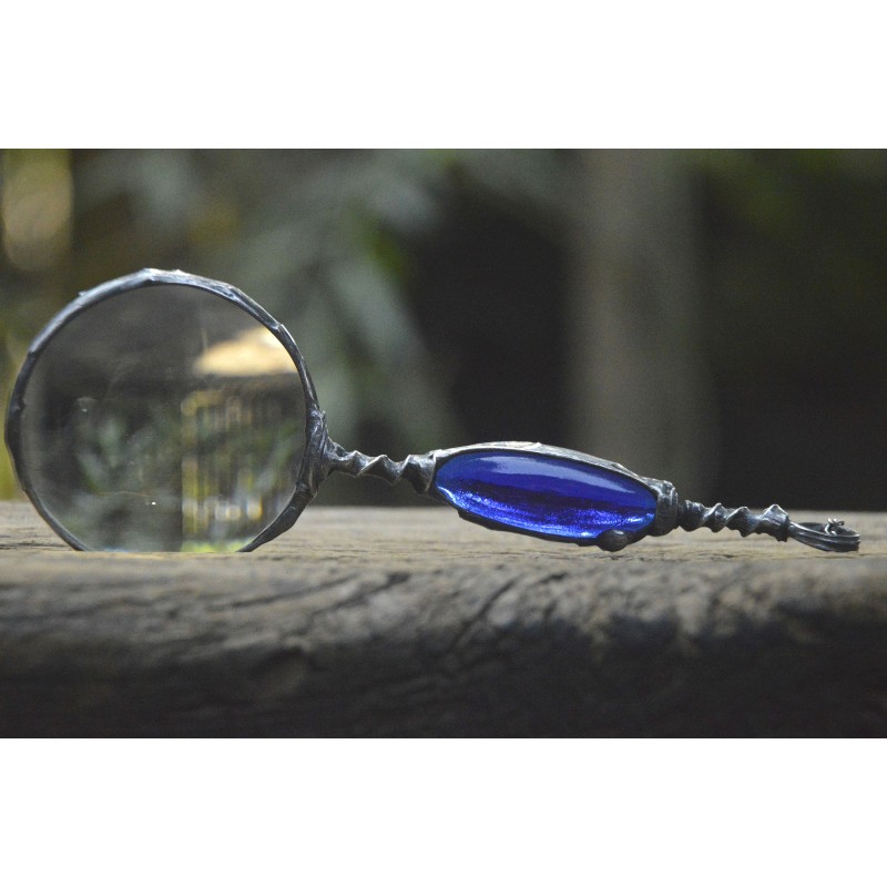 Granatowa długa lupa - witrażowy wisior na łańcuszku