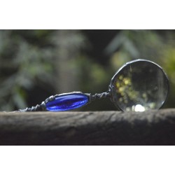 Granatowa długa lupa - witrażowy wisior na łańcuszku