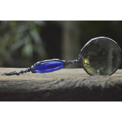 Granatowa długa lupa - witrażowy wisior na łańcuszku