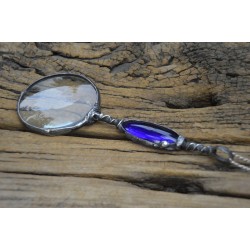 Granatowa długa lupa - witrażowy wisior na łańcuszku