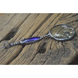 Granatowa długa lupa - witrażowy wisior na łańcuszku