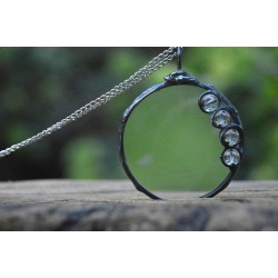 Krople rosy  -  witrażowy wisior lupa na łańcuszku