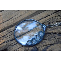 Krople rosy  -  witrażowy wisior lupa na łańcuszku