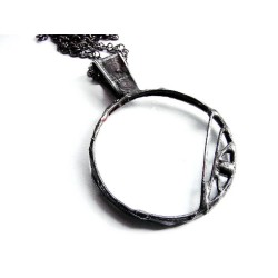 Zawijasy -  wisior witrażowa lupa na łańcuszku