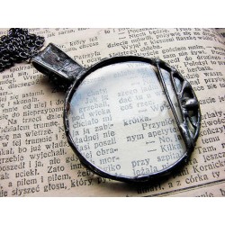 Zawijasy -  wisior witrażowa lupa na łańcuszku