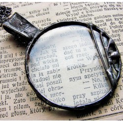 Zawijasy -  wisior witrażowa lupa na łańcuszku