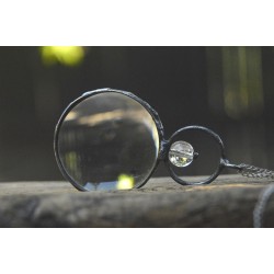 Krągłości - wisior witrażowy lupa do czytania