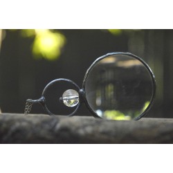 Krągłości - wisior witrażowy lupa do czytania