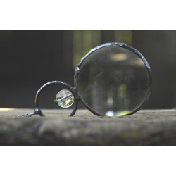 Krągłości - wisior witrażowy lupa do czytania