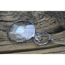 Krągłości - wisior witrażowy lupa do czytania