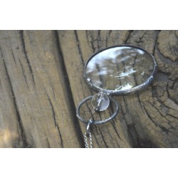 Krągłości - wisior witrażowy lupa do czytania