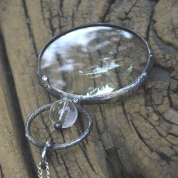 Krągłości - wisior witrażowy lupa do czytania