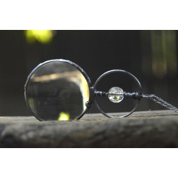 Okrągłości - wisior witrażowy lupa do czytania