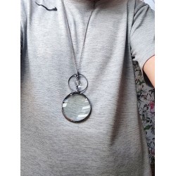 Okrągłości - wisior witrażowy lupa do czytania