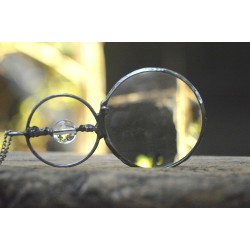 Okrągłości - wisior witrażowy lupa do czytania