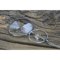 Okrągłości - wisior witrażowy lupa do czytania