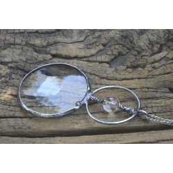 Okrągłości - wisior witrażowy lupa do czytania