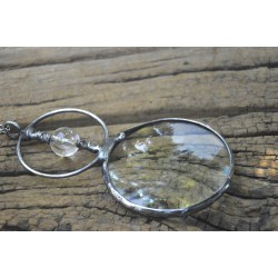 Okrągłości - wisior witrażowy lupa do czytania