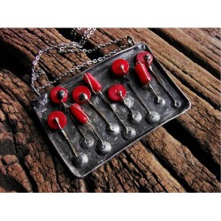 Pole makowe - wisior z czerwonego korala