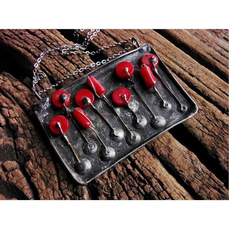 Pole makowe - wisior z czerwonego korala