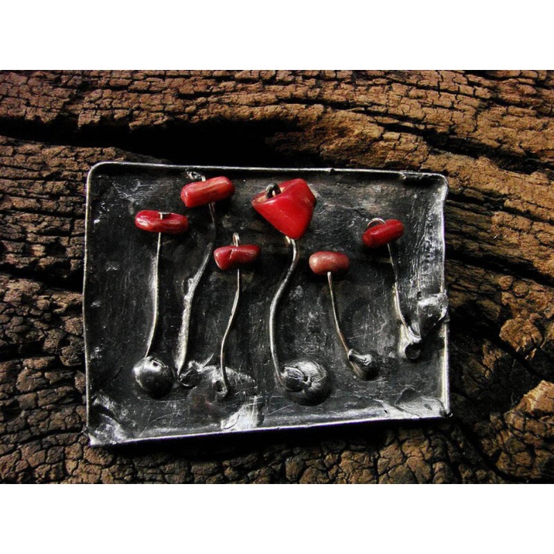 Czerwone maki  - wisior z czerwonego korala